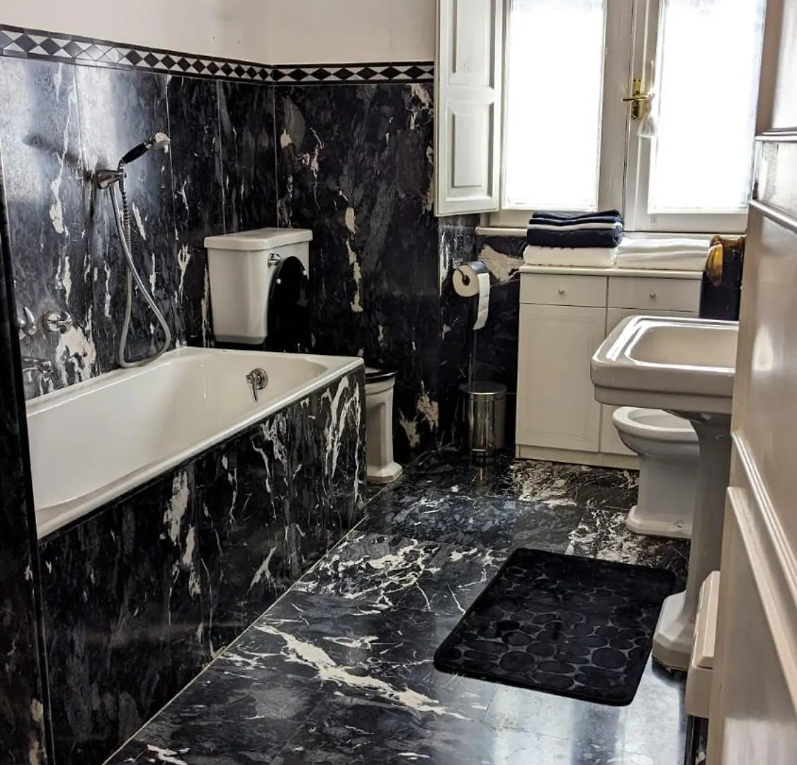 Beautiful 2-Bed Apartment In Roma